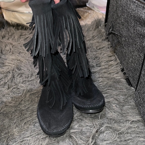 Women's Minnetonka black suede moccasin boots , with fringe, mid-calf, sz 6 - Picture 5 of 11